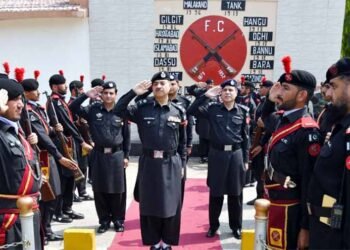 "صدر آصف علی زرداری ایف سی آرڈیننس 2025 پر دستخط کرتے ہوئے"