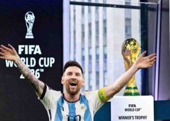 لیونل میسی ارجنٹینا کی جرسی میں خوشی مناتے ہوئے، 2026 فیفا ورلڈ کپ کی قیادت کی تصدیق کے بعد۔