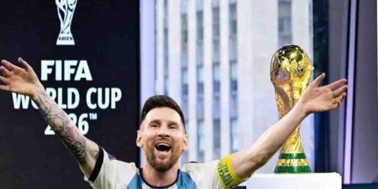 لیونل میسی ارجنٹینا کی جرسی میں خوشی مناتے ہوئے، 2026 فیفا ورلڈ کپ کی قیادت کی تصدیق کے بعد۔