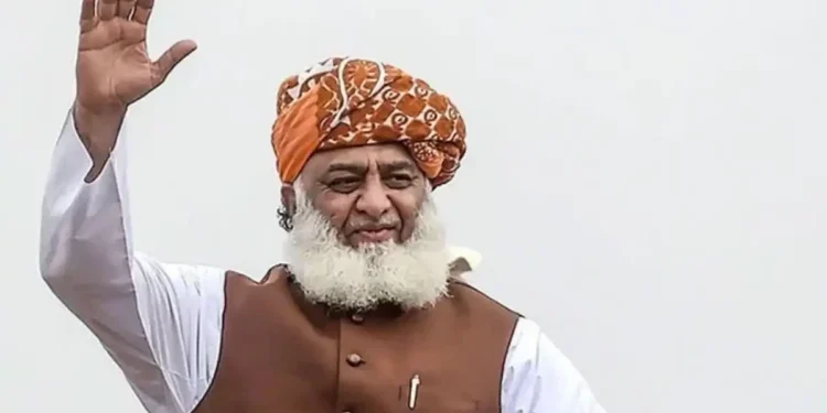 مولانا فضل الرحمان پشاور میں پریس کانفرنس کرتے ہوئے خیبر پختونخوا میں تبدیلی اور فاٹا انضمام پر گفتگو کرتے ہوئے