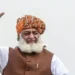 مولانا فضل الرحمان پشاور میں پریس کانفرنس کرتے ہوئے خیبر پختونخوا میں تبدیلی اور فاٹا انضمام پر گفتگو کرتے ہوئے