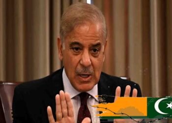 "کشمیری عوام 19 جولائی کو یومِ الحاقِ پاکستان کے موقع پر پاکستانی پرچم تھامے ہوئے"