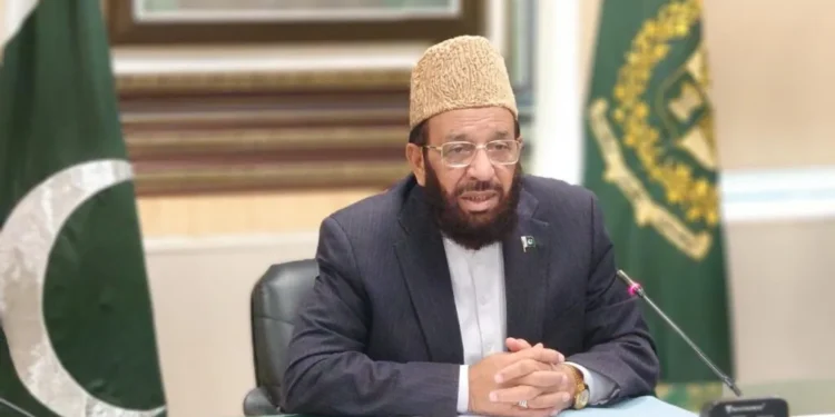 وفاقی وزیر مذہبی امور سردار محمد یوسف پریس کانفرنس میں زائرین کے حوالے سے گفتگو کرتے ہوئے