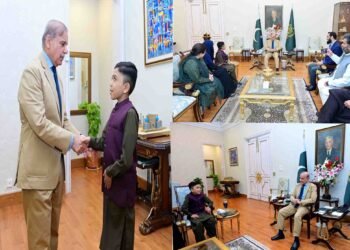 وزیراعظم شہباز شریف طلحہ احمد کو اعزازی شیلڈ اور لیپ ٹاپ دیتے ہوئے