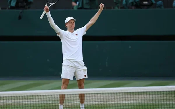 "یانک سنر ومبلڈن 2025 کا ٹائٹل جیتنے کے بعد ٹرافی کے ساتھ خوشی مناتے ہوئے"