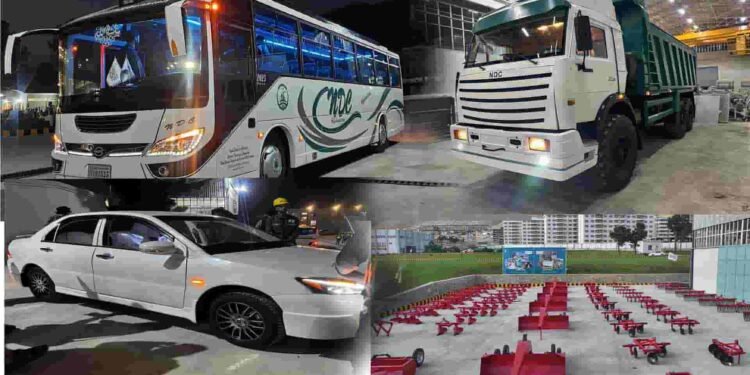 افغان حکومت کی جانب سے مقامی سطح پر تیار کردہ پہلی بس اور کار کی نمائش