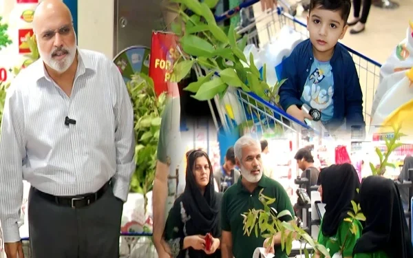 بدر منیر لاہور میں شہریوں کو مفت پودے دیتے ہوئے