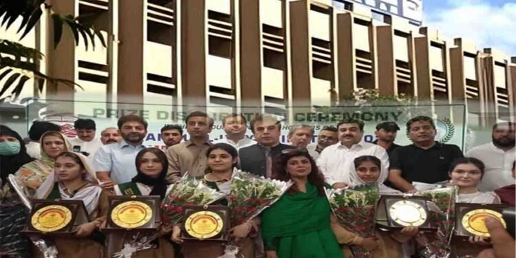 پشاور ماڈل اسکول کی تین طالبات میٹرک 2025 میں پوزیشنز حاصل کرتے ہوئے