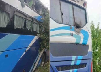 بلوچستان کے ضلع قلات میں حملے کے بعد سیکیورٹی اہلکار جائے وقوعہ پر موجود