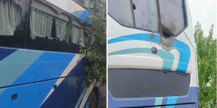 بلوچستان کے ضلع قلات میں حملے کے بعد سیکیورٹی اہلکار جائے وقوعہ پر موجود