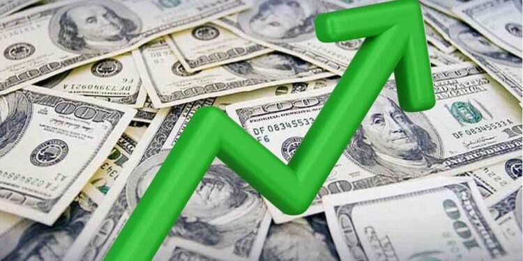 کرنسی ایکسچینج کا بورڈ جس پر ڈالر کی نئی بلند قیمت درج ہے