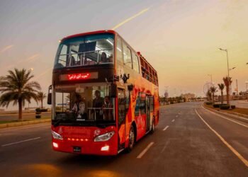 کراچی میں ڈبل ڈیکر بسیں دوبارہ متعارف، خواتین کے لیے پنک اسکوٹی کا اعلان