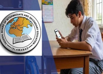 میٹرک 2025 میں نمایاں پوزیشن حاصل کرنے والی طالبات خوشی سے گلے مل رہی ہیں"