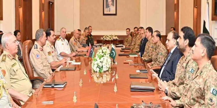 فیلڈ مارشل عاصم منیر اور لیبیا کے کمانڈر انچیف جی ایچ کیو میں ملاقات کرتے ہوئے