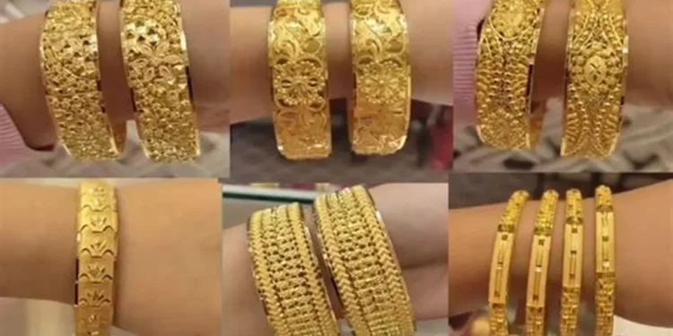 پاکستانی صرافہ مارکیٹ میں سونے کی نئی کم قیمت کا اعلان بورڈ پر آویزاں