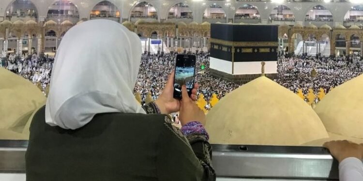 قومی اسمبلی کی قائمہ کمیٹی کا اجلاس، وزیر مذہبی امور سردار محمد یوسف بریفنگ دیتے ہوئے