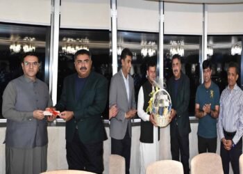 آئی جی اسلام آباد الوداعی تقریب میں ایس ایس پی اور ایس پی کو تحائف دیتے ہوئے