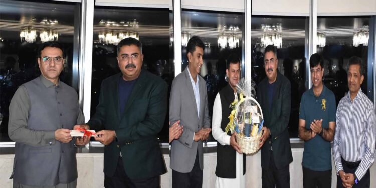 آئی جی اسلام آباد الوداعی تقریب میں ایس ایس پی اور ایس پی کو تحائف دیتے ہوئے