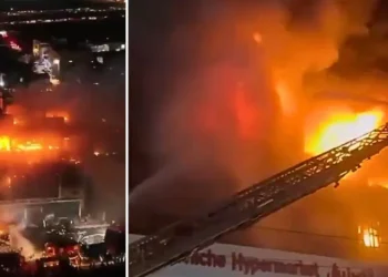 عراق کے شہر کوت میں ہائپر مارکیٹ کی عمارت میں آگ لگنے کا منظر