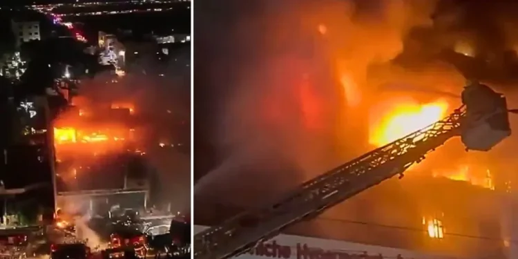 عراق کے شہر کوت میں ہائپر مارکیٹ کی عمارت میں آگ لگنے کا منظر