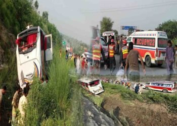 موٹروے پر بس کھائی میں گرنے سے8افراد جاں بحق،حادثے کے بعد امدادی کارروائیاں کرتے اہلکار