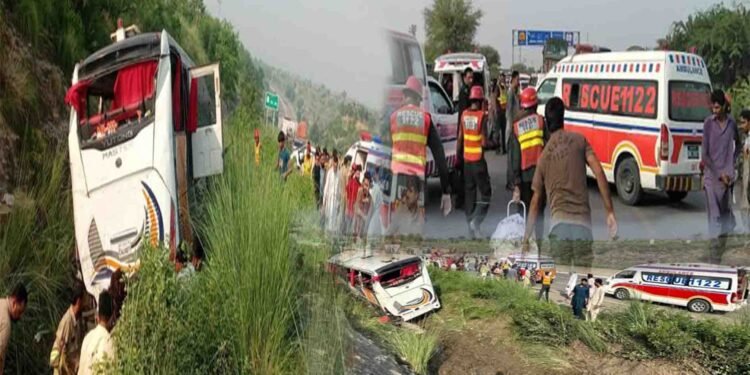 موٹروے پر بس کھائی میں گرنے سے8افراد جاں بحق،حادثے کے بعد امدادی کارروائیاں کرتے اہلکار