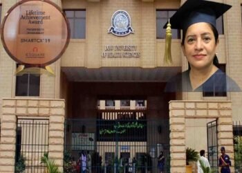 پروفیسر جہاں آرا حسن کو ڈیلاس میں ڈوگانا کی تقریب میں لائف ٹائم اچیومنٹ ایوارڈ وصول کرتے ہوئے