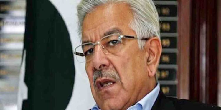 وزیر دفاع خواجہ آصف نریندر مودی پر تنقید کرتے ہوئے میڈیا سے گفتگو کرتے ہوئے