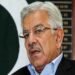 وزیر دفاع خواجہ آصف نریندر مودی پر تنقید کرتے ہوئے میڈیا سے گفتگو کرتے ہوئے