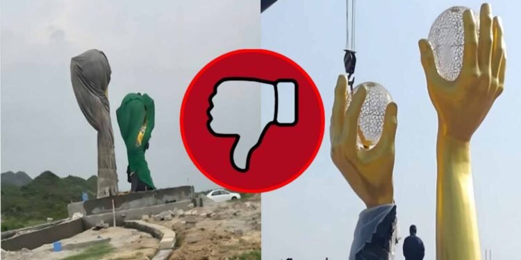 اسلام آباد میں متنازع یادگار کو مشینری کے ذریعے گراتے ہوئے