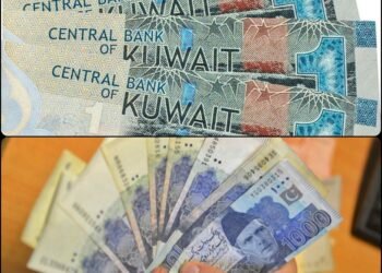 کویتی دینار اور پاکستانی روپے کے نوٹ ایک ساتھ میز پر رکھے ہوئے