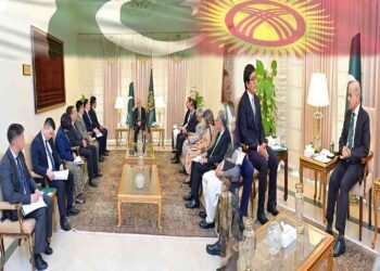 وزیراعظم شہباز شریف اور کرغز نائب وزیراعظم اسلام آباد میں ملاقات کرتے ہوئے