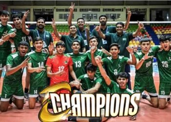 پاکستان انڈر 16 والی بال ٹیم ایشین چیمپئن شپ جیتنے کے بعد فتح کا جشن مناتے ہوئے