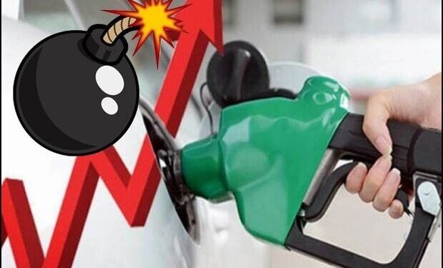 پاکستان میں پیٹرول پمپ پر قیمتوں میں ممکنہ اضافے کے بعد گاڑیوں کی قطاریں"