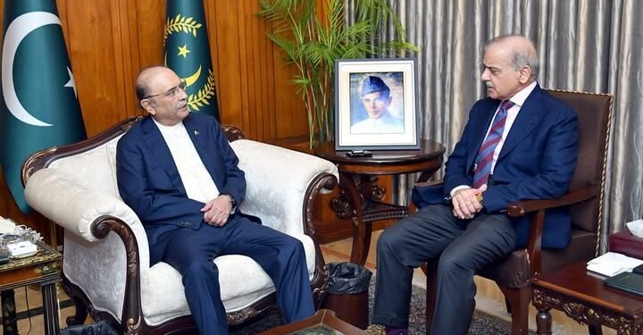 صدر آصف علی زرداری اور وزیراعظم شہباز شریف کی ملاقات، سیاسی و معاشی امور پر گفتگو