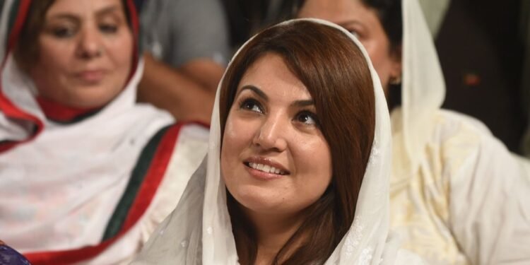 ریحام خان پریس کانفرنس کے دوران نئی جماعت پاکستان ریپبلک پارٹی کا اعلان کر رہی ہیں