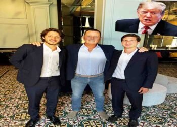 عمران خان کے بیٹے قاسم اور سلیمان کی امریکی نمائندہ خصوصی رچرڈ گرینل کے ساتھ ملاقات کی تصویر