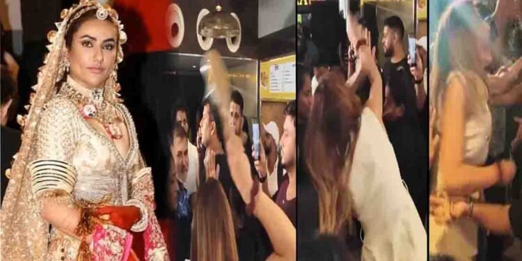 اداکارہ روچی گجر فلم پروڈیوسر کو چپل مار رہی ہیں