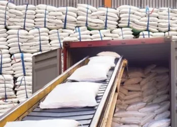 اسلام آباد میں چینی کی قیمتوں پر اجلاس کے دوران وفاقی وزیر رانا تنویر حسین اور شوگر ملز ایسوسی ایشن کے نمائندے