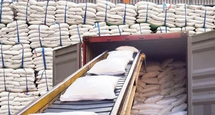 اسلام آباد میں چینی کی قیمتوں پر اجلاس کے دوران وفاقی وزیر رانا تنویر حسین اور شوگر ملز ایسوسی ایشن کے نمائندے