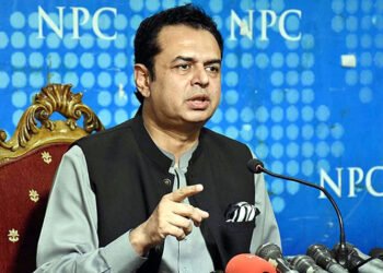 طلال چوہدری میڈیا سے گفتگو کرتے ہوئے