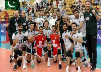 ایشین چیمپئن شپ جیتنے والی پاکستان انڈر-16 والی بال ٹیم ٹرافی کے ساتھ خوشی مناتے ہوئے