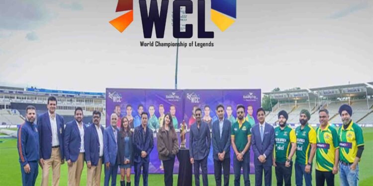 محمد حفیظ انگلینڈ میں ورلڈ چیمپئن شپ آف لیجنڈز کے آغاز پر پاکستان ٹیم کی قیادت کرتے ہوئے