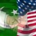 پاکستان اور امریکہ کے نمائندے تجارتی معاہدے پر دستخط کرتے ہوئے
