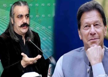 علی امین گنڈاپور عمران خان کے ساتھ سیاسی گفتگو کرتے ہوئے