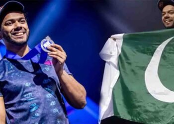ارسلان ایش EVO 2025 میں ٹرافی کے ساتھ، پاکستانی پرچم تھامے ہوئے