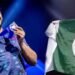 ارسلان ایش EVO 2025 میں ٹرافی کے ساتھ، پاکستانی پرچم تھامے ہوئے