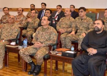 فیلڈ مارشل عاصم منیر کا تربت کے دورے کے دوران سیکیورٹی بریفنگ لیتے ہوئے منظر