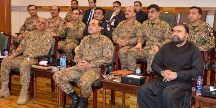 فیلڈ مارشل عاصم منیر کا تربت کے دورے کے دوران سیکیورٹی بریفنگ لیتے ہوئے منظر