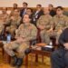 فیلڈ مارشل عاصم منیر کا تربت کے دورے کے دوران سیکیورٹی بریفنگ لیتے ہوئے منظر
